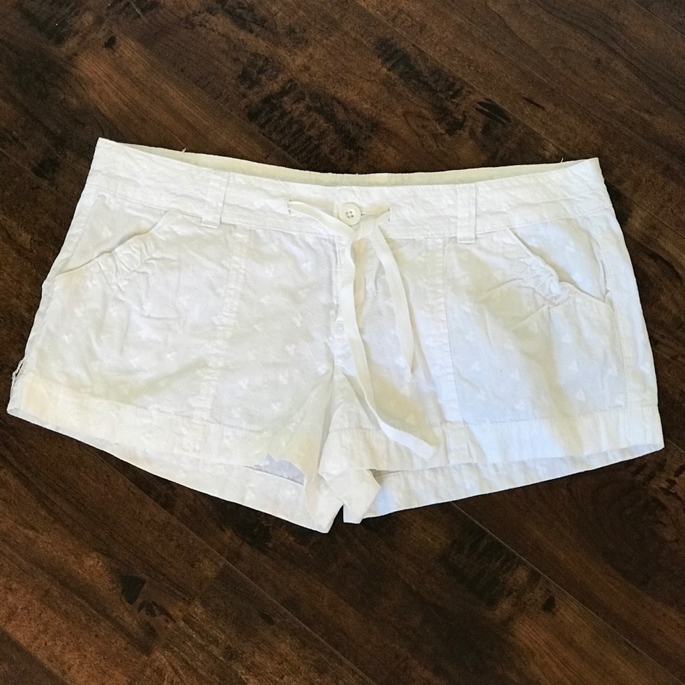 L.e.i. Ashley Trouble White Size 17 Shorts!!🥰